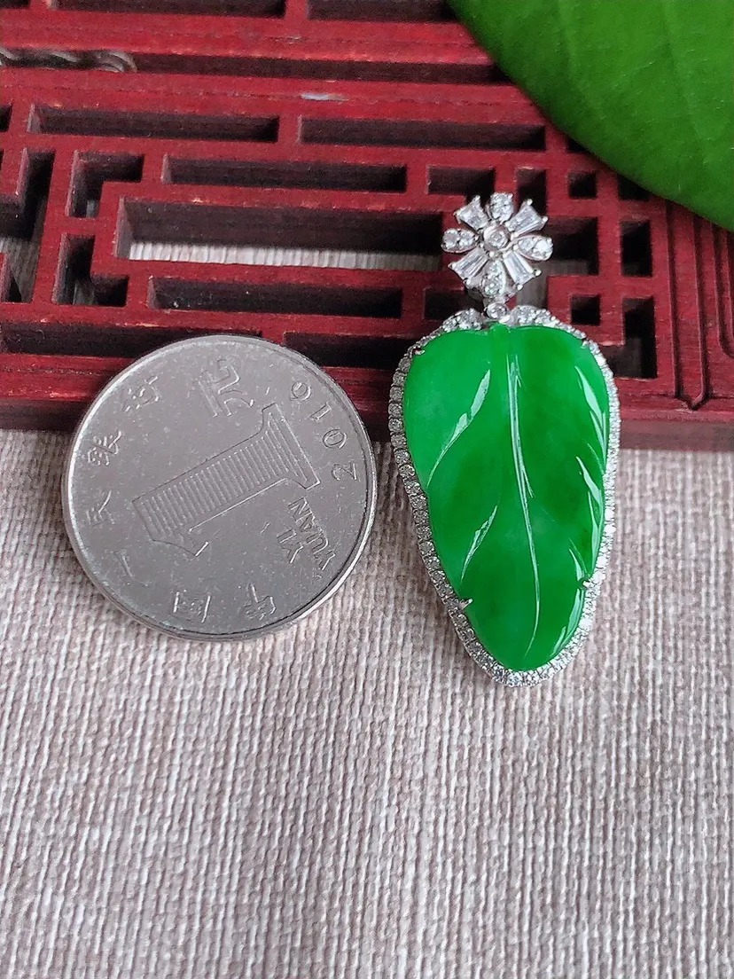 天然A货翡翠18K金伴阳绿叶子金枝玉叶吊坠尺寸38.7×17.4×6裸石26×15.3m量7.00g 0720