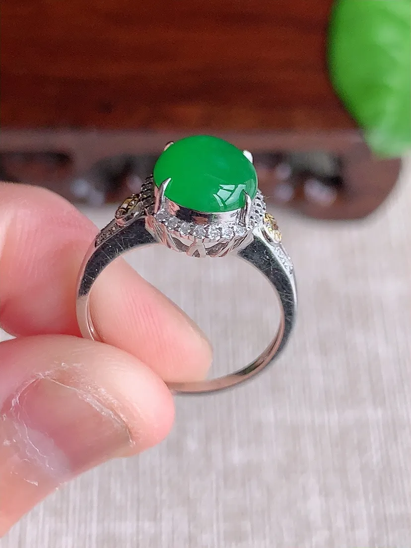 天然A货翡翠18K金伴钻镶嵌阳绿蛋面戒指 圈口17裸石尺寸9.3×7.7mm 重量3.25g 072