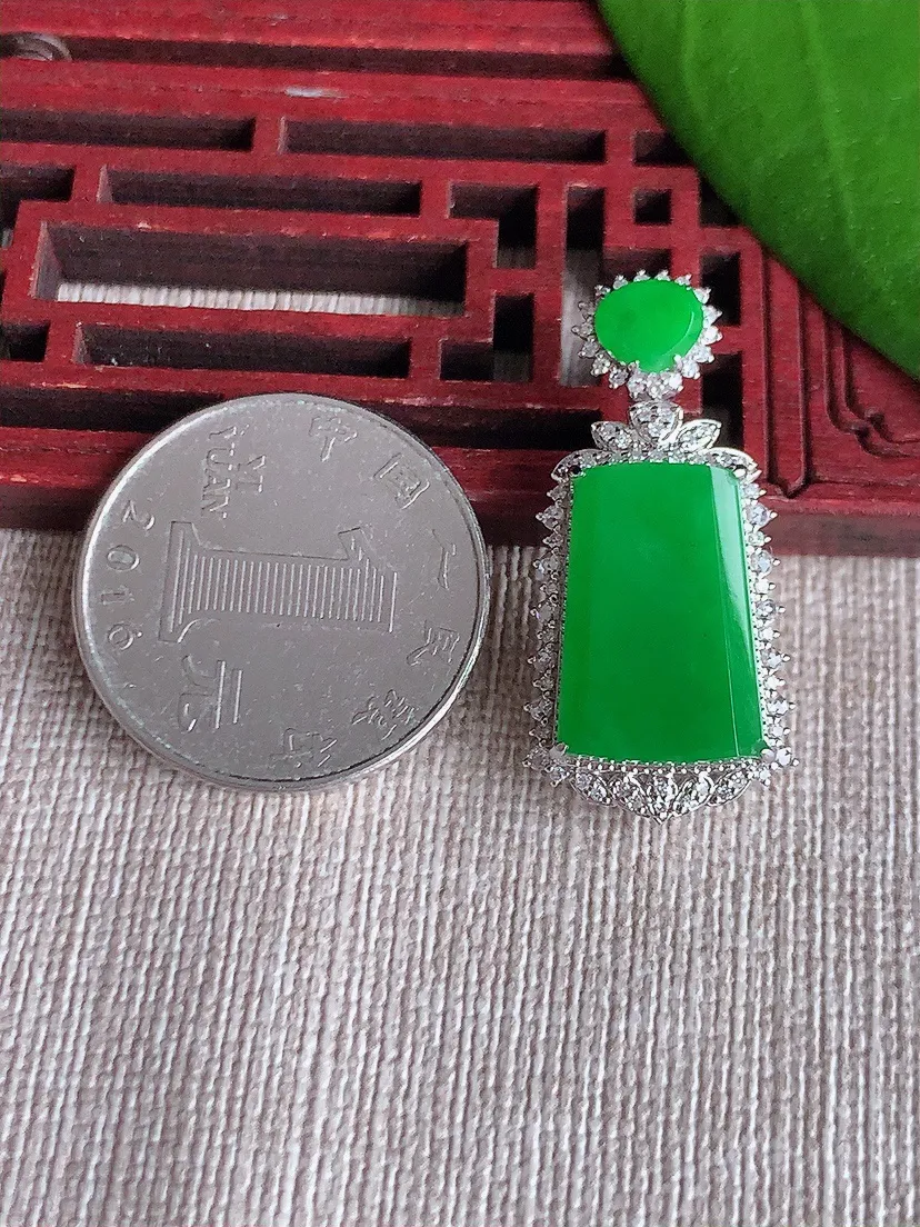 天然A货翡翠18K金伴阳绿无事牌吊坠尺寸32×15.2×9.2裸石16.4×10.6m量5.75g 0720