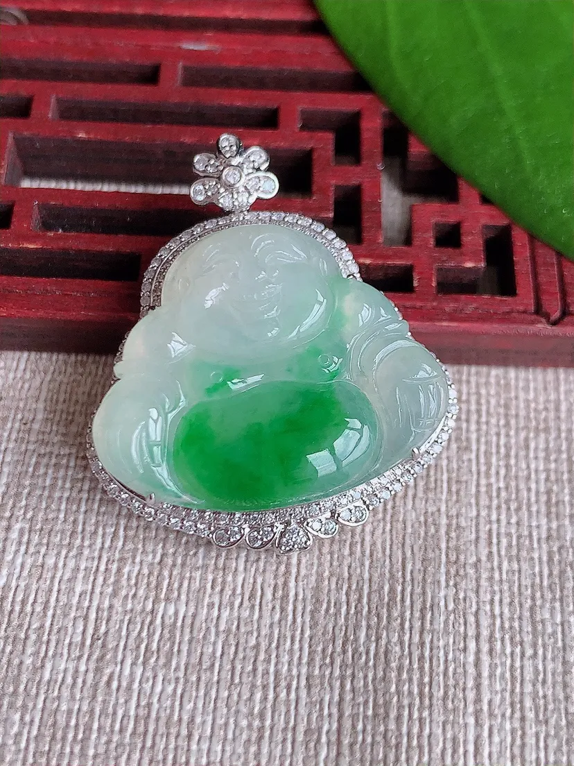 天然A货翡翠18K金伴飘阳绿佛公吊坠尺寸35×29.7×10.2裸石22.3×27.2m量10.19g 0719