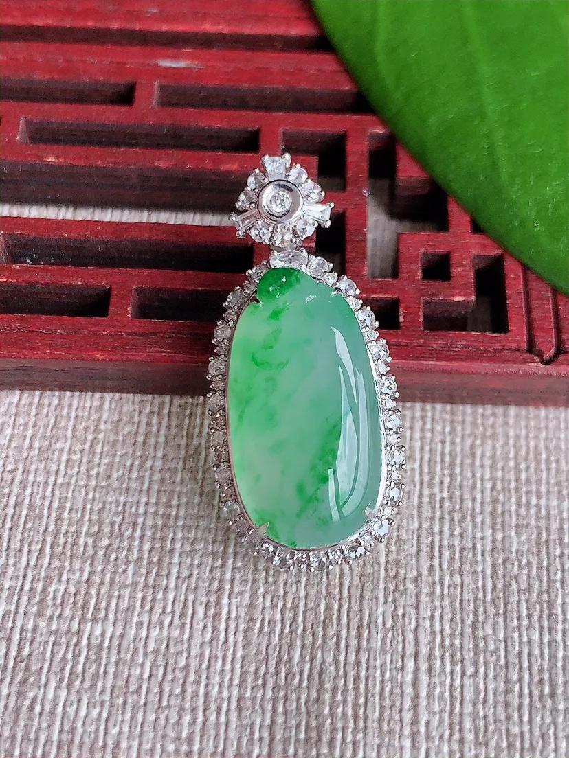 天然A货翡翠18K金伴飘绿福瓜吊坠尺寸32×14.5×9.6裸石20.6×10.8m量4.72g 0719