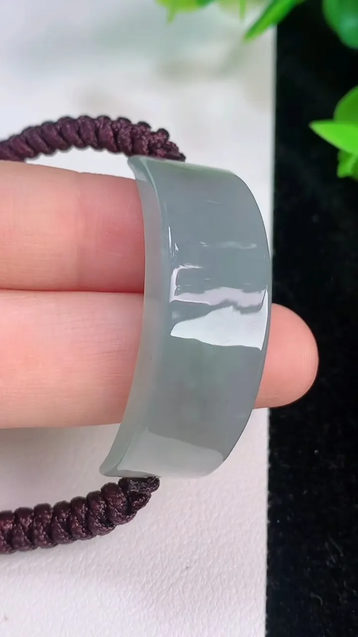 天然A货翡翠飘花手牌手绳，尺寸42.8-12.8-7.7，重量:16.00g
7月21日