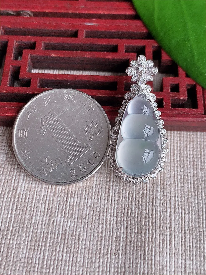 天然A货翡翠18K金伴白月光四季豆福豆平安豆吊坠尺寸32×14.3×11裸石20×10.6m量4.44g 0719
