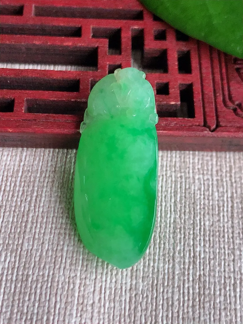 天然A货翡翠飘阳绿福瓜吊坠尺寸33.6×14.8×9.5m量8.13g 0720