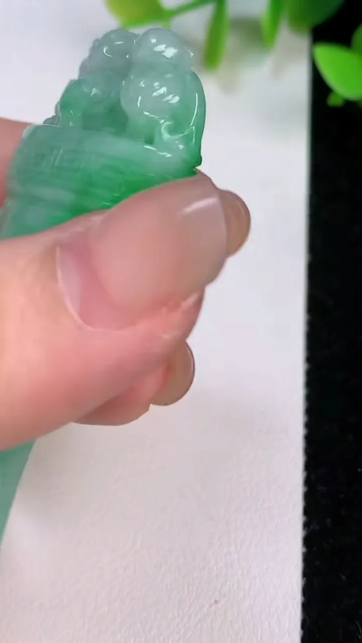 天然A货翡翠狼牙吊坠，尺寸66.6-24-11.5，重:25.58g
7月21日