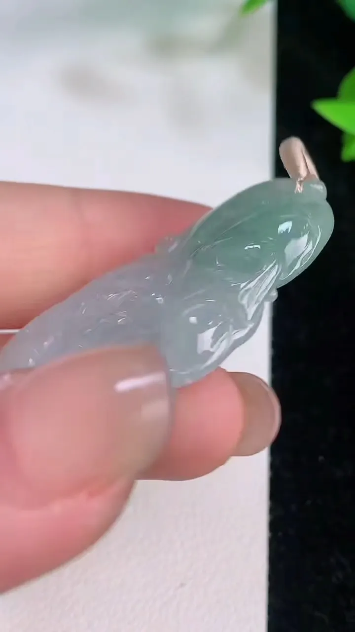 天然A货翡翠年年有余 荷叶鱼吊坠，尺寸46-22.7-3.8，重量:8.13g
7月21日
