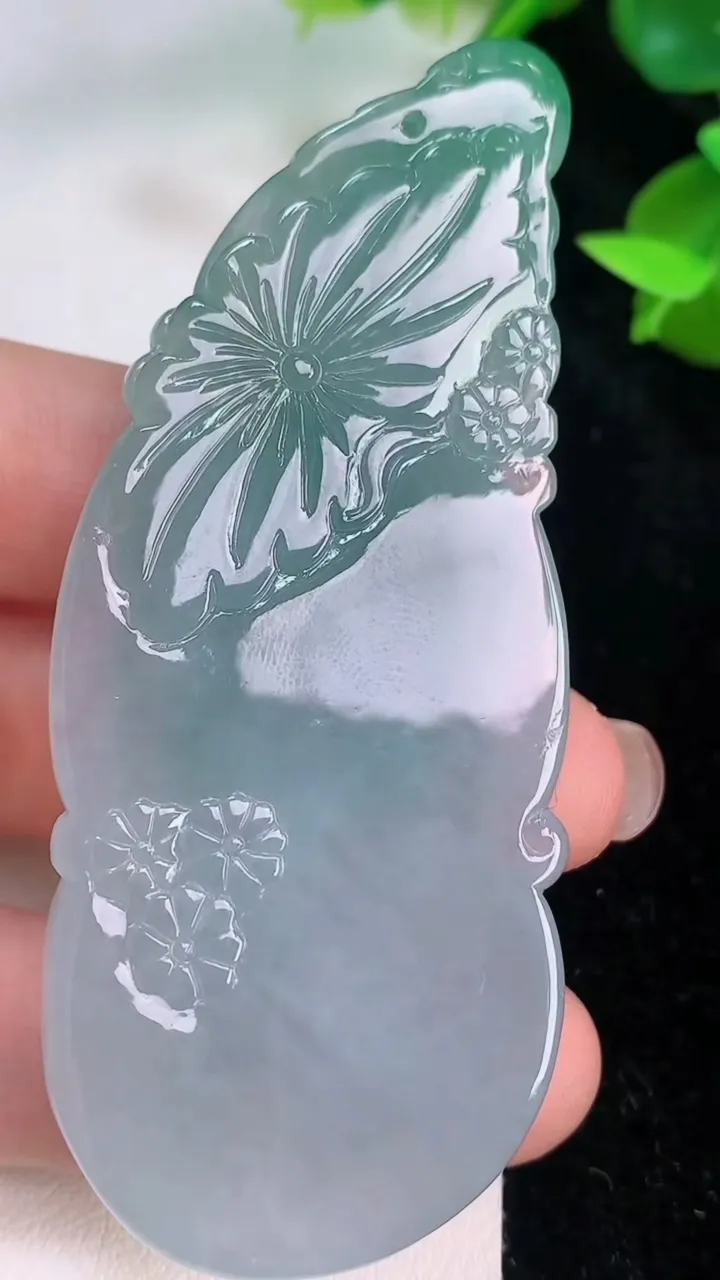 天然A货翡翠观音头吊坠，尺寸76.2-30.8-9，重量:45.55g
7月21日