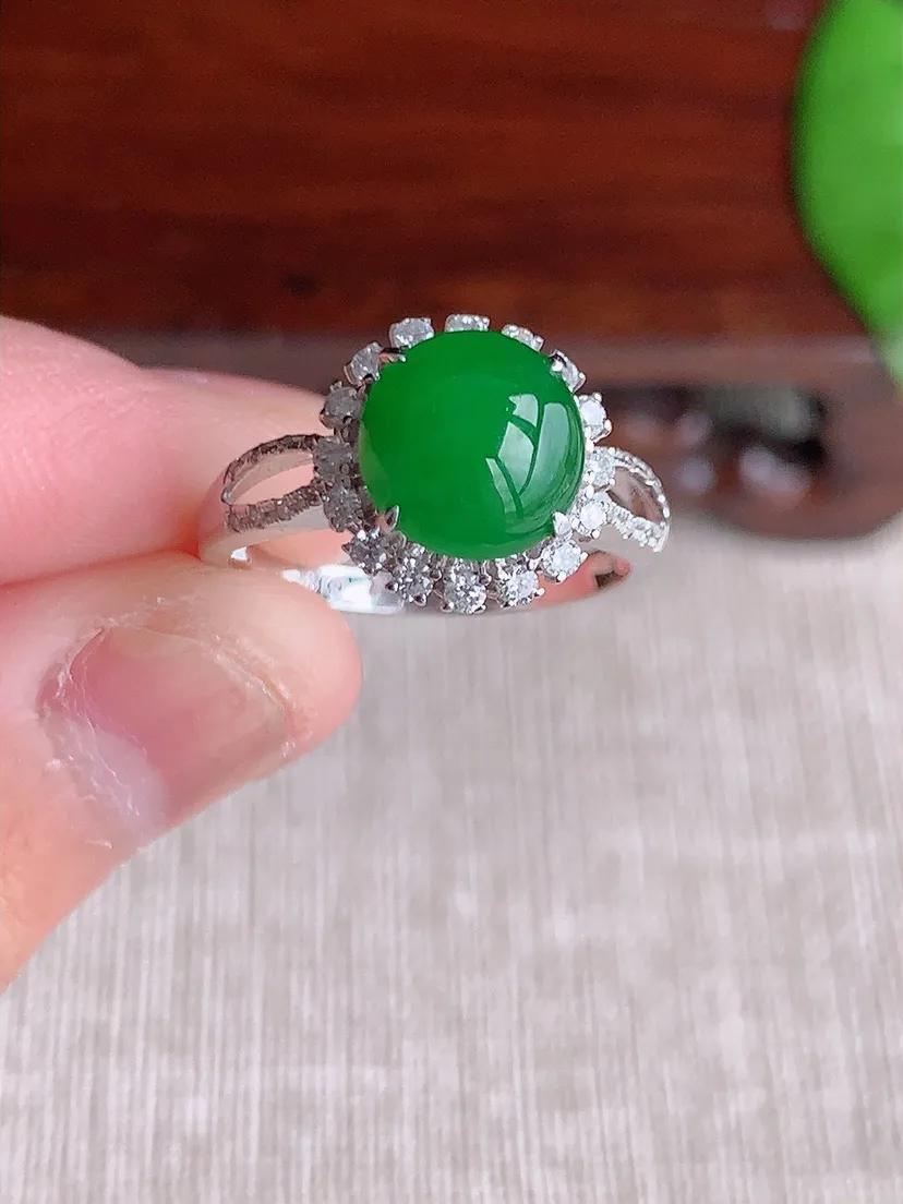 天然A货翡翠18K金伴钻镶嵌阳绿蛋面戒指 圈口17裸石尺寸8×7.7mm 重量3.38g 0720