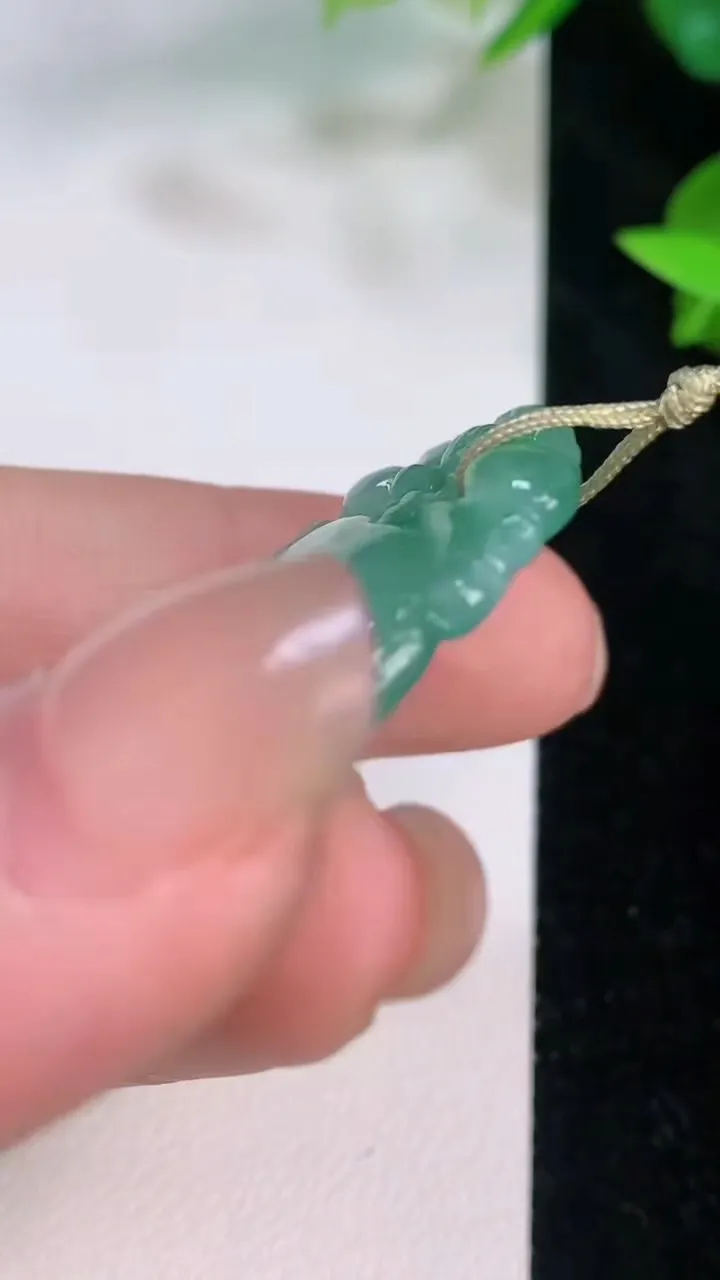 天然A货翡翠寿桃吊坠，尺寸40.8-23.5-5.2，重量:11.13g
7月21日