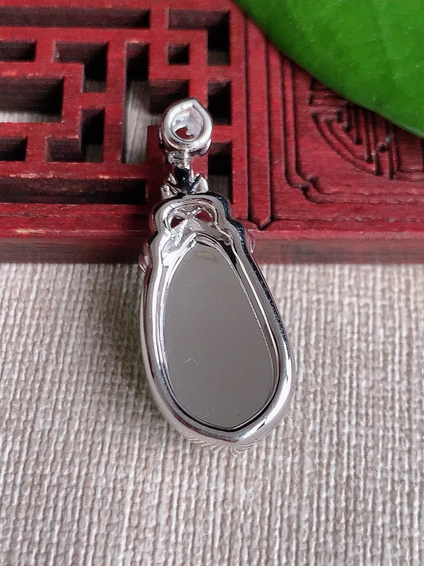 天然A货翡翠18K金伴甜绿四季豆福豆平安豆吊坠 尺寸35.6×13×7.6裸石18.8×9.8m量5