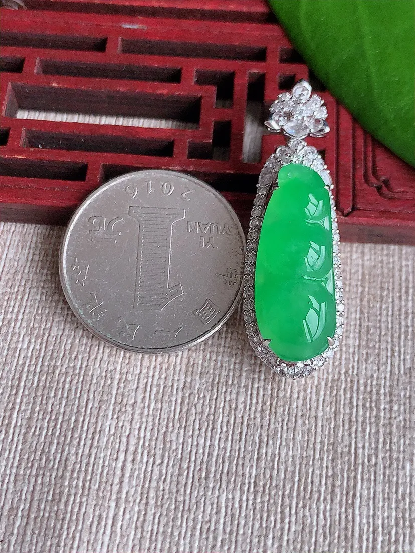 天然A货翡翠18K金伴阳绿四季豆福豆平安豆吊坠尺寸37.8×12×10.8裸石24×9.4m量6.54g 0720