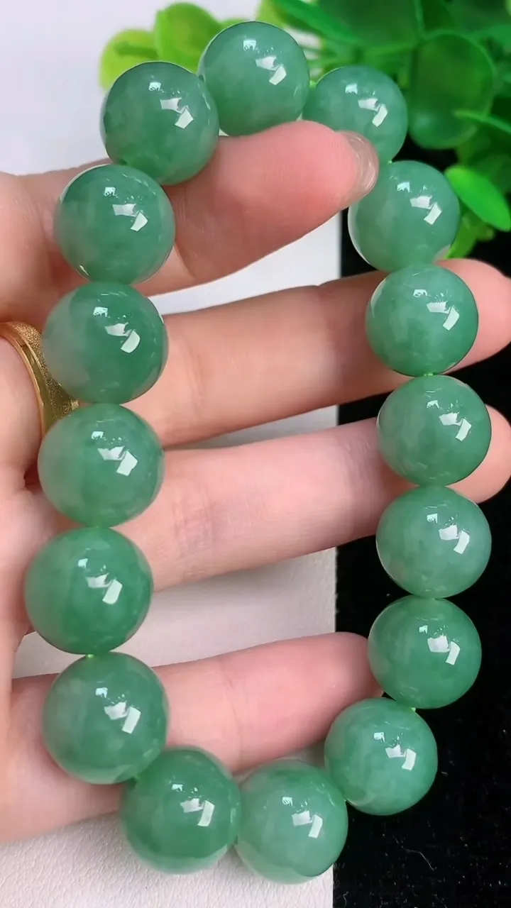 天然A货翡翠圆珠手串，尺寸12.5-16颗，重量:58.18g7月21日
工厂直销收藏佳品,种好水足，色泽均匀，有种有色，上手高大气！
