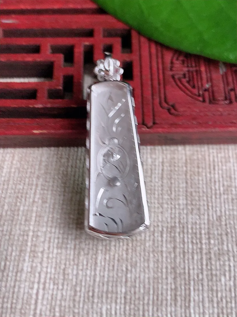 天然A货翡翠18K金伴阳绿无事牌吊坠尺寸38×11.8×6裸石29×8.8m量4.72g 0720