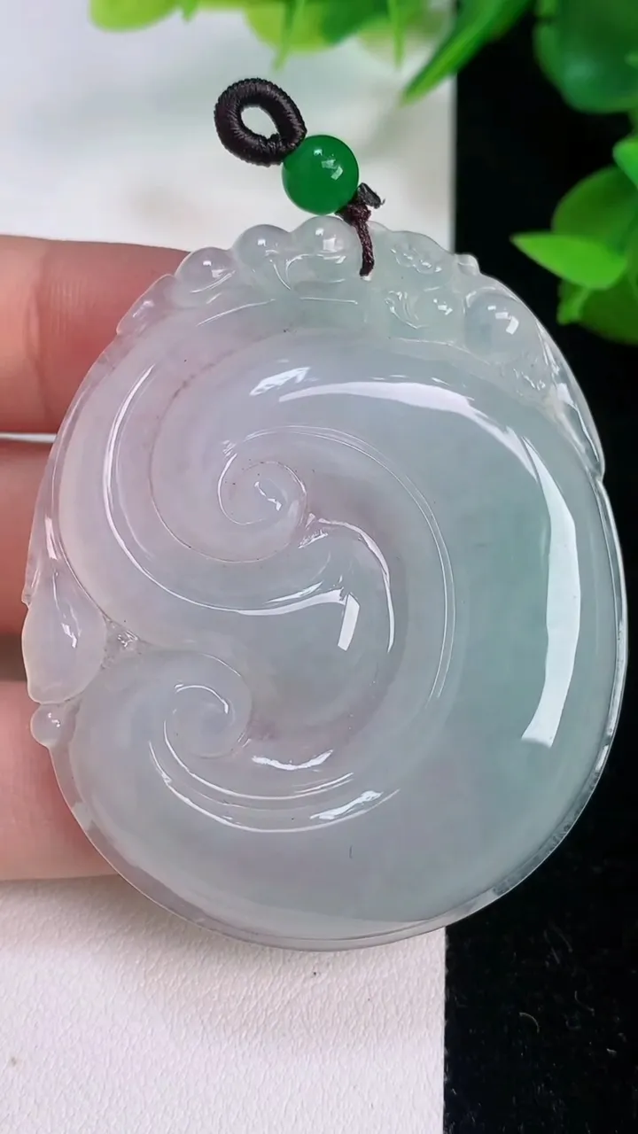 天然A货翡翠飘花如意吊坠，尺寸55.4-47-6.5，重量:30.08g
7月21日
