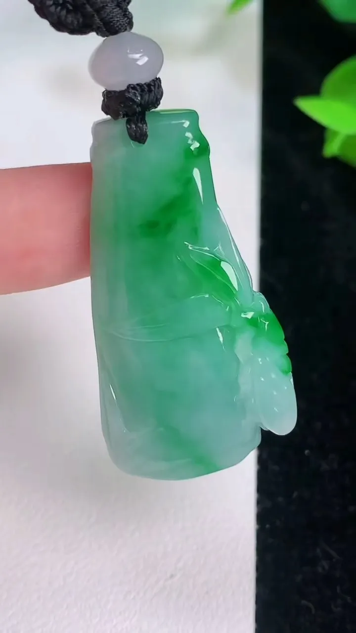 天然A货翡翠节节高升 竹节吊坠，尺寸42-21.4-8.5，重量:17.07g
7月21日