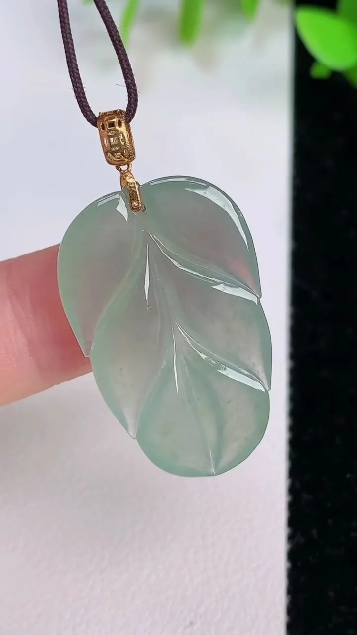 天然A货翡翠金枝玉叶 叶子吊坠，尺寸29.5-18.5-4，重:4.10g
7月21日
