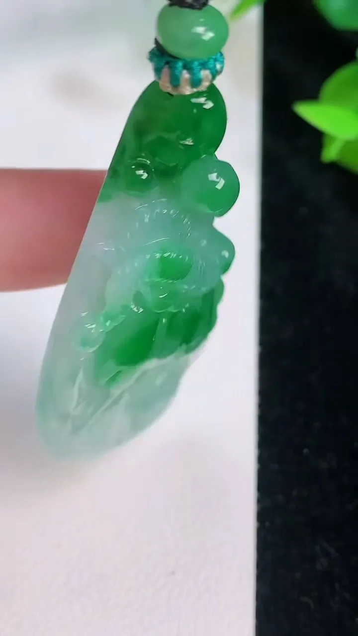 天然A货翡翠生肖羊吊坠，尺寸53-28.2-7.8，重量:21.35g
7月21日