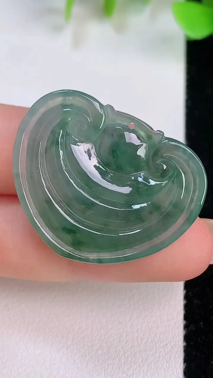 天然A货翡翠如意头吊坠，尺寸32.5-25.8-4，重:6.25g
7月21日