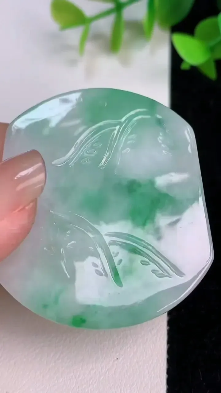 天然A货翡翠生肖虎吊坠，尺寸48.6-41.5-6，重:24.38g
7月21日
