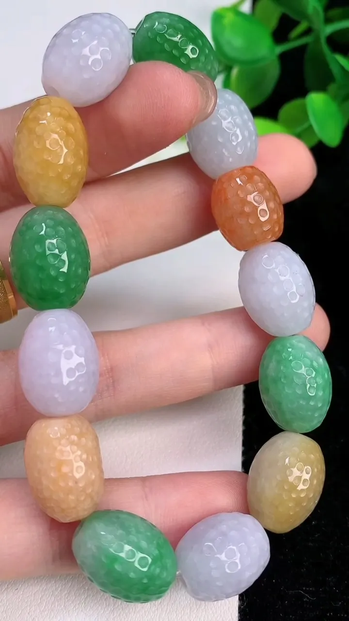 天然A货翡翠四彩雕花路路通手串，尺寸16.2-12，重量:52.42g7月21日
工厂直销收藏佳品,种好水足，色泽均匀，有种有色，上手高大气！