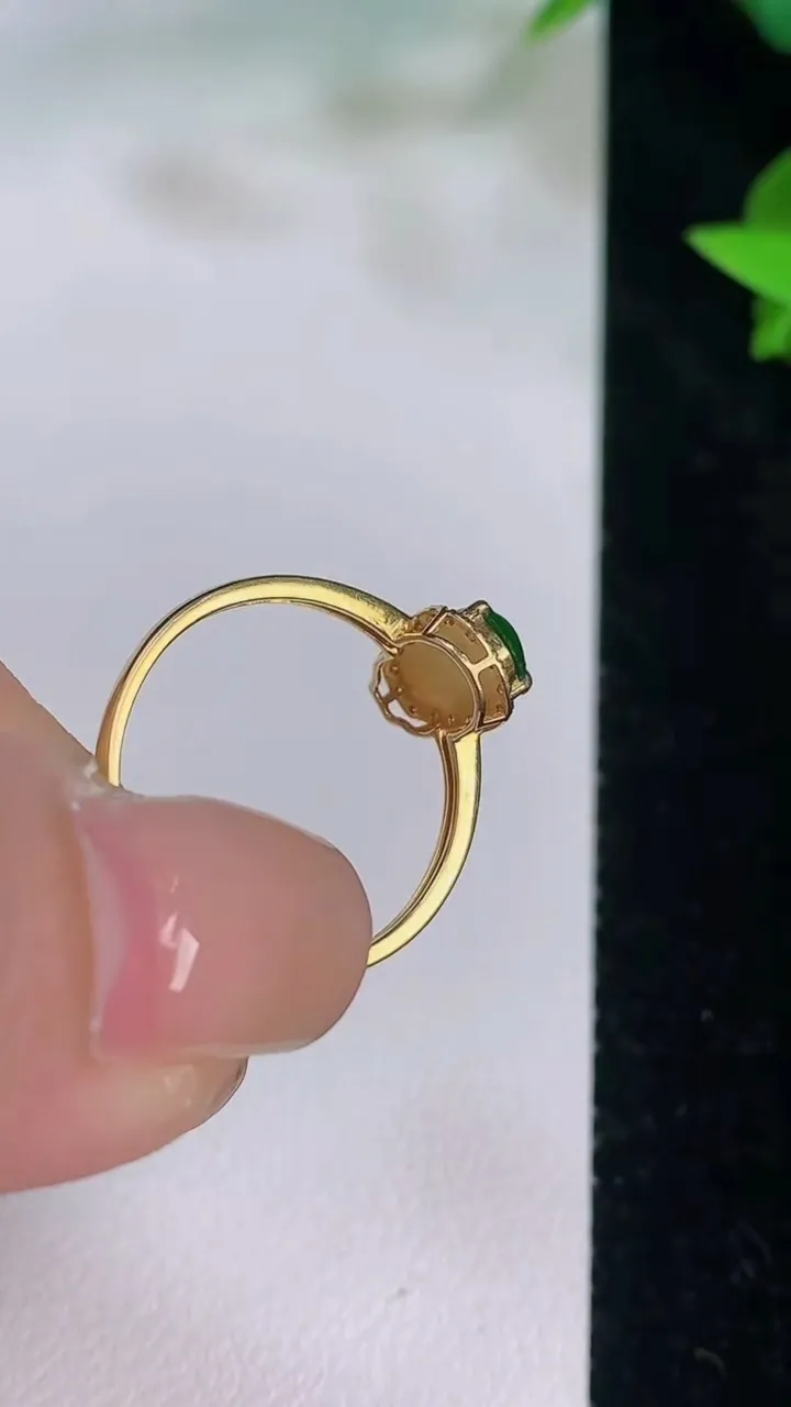 天然A货翡翠葫芦戒指，尺寸18.4-8-4.8，重量:1.24g2025年7月21日
工厂直销收藏佳品,种好水足，色泽均匀，有种有色，上手高大气！