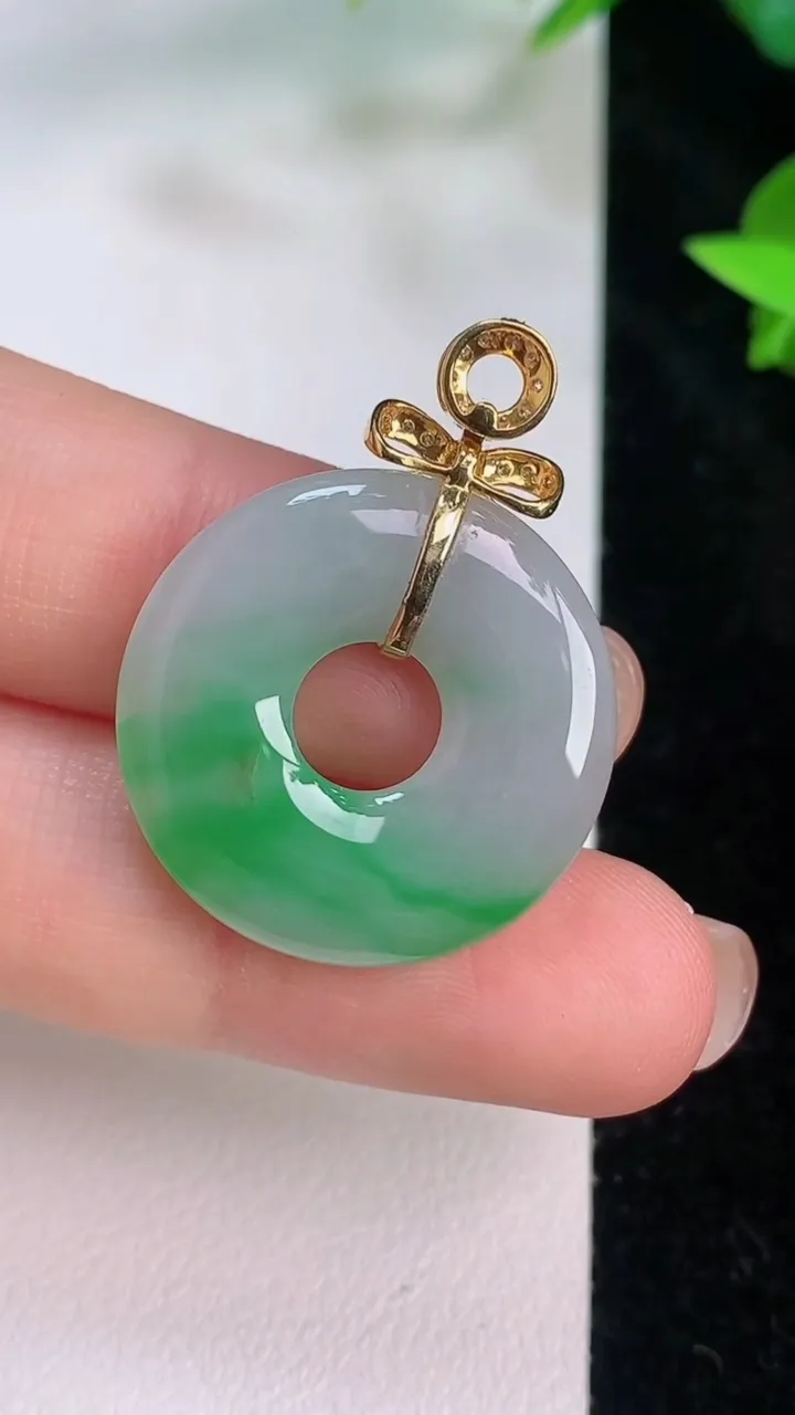 天然A货翡翠平安环吊坠，尺寸23.2-3.8，重量:4.70g
7月21日
