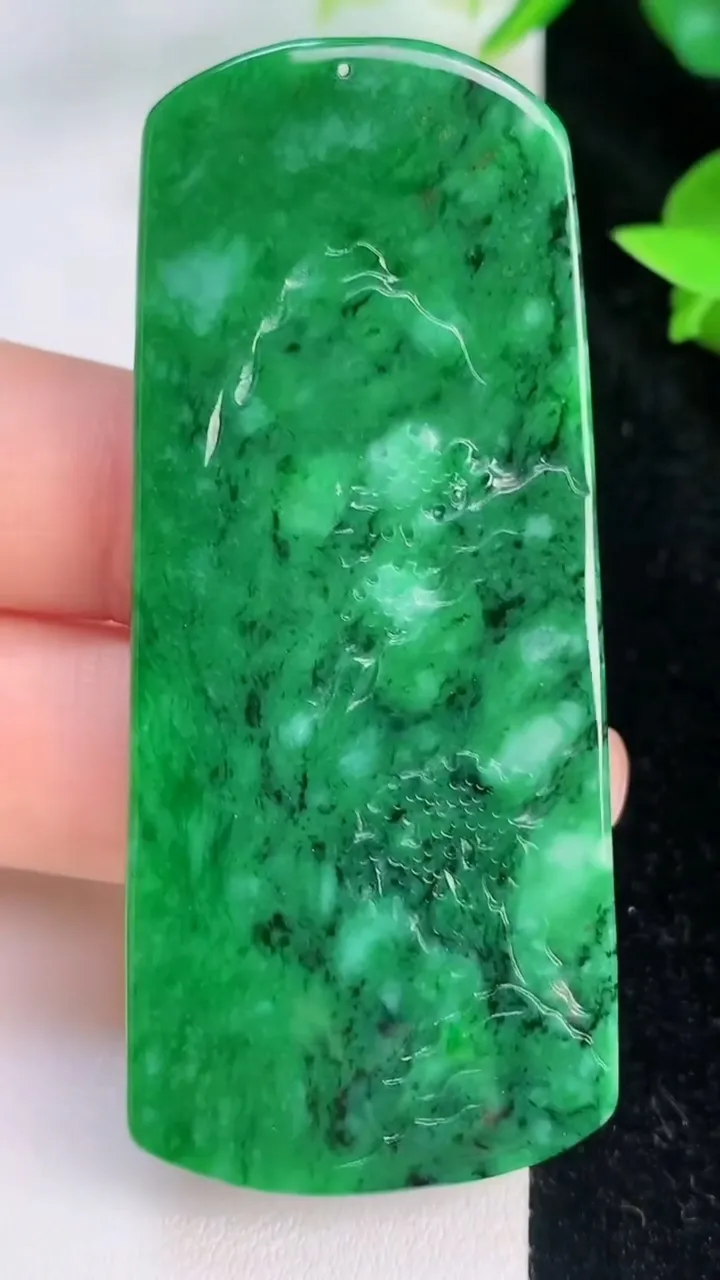 天然A货翡翠山水牌吊坠，尺寸67-29.3-4.7，重量:22.06g
7月21日