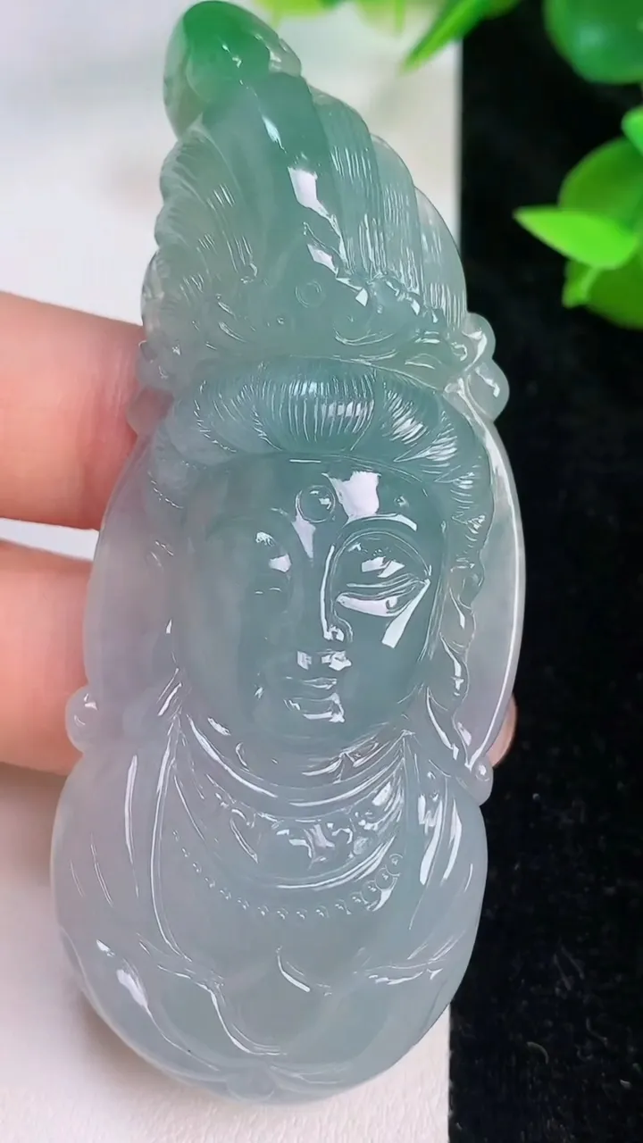 天然A货翡翠观音头吊坠，尺寸76.2-30.8-9，重量:45.55g
7月21日