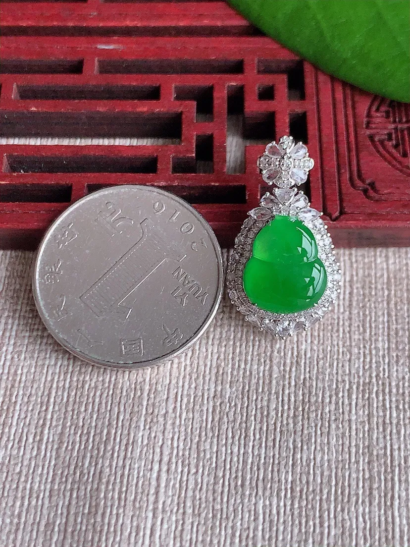 天然A货翡翠18K金伴阳绿葫芦吊坠尺寸25.5×14×9裸石11.6×9.8m量3.77g 0720