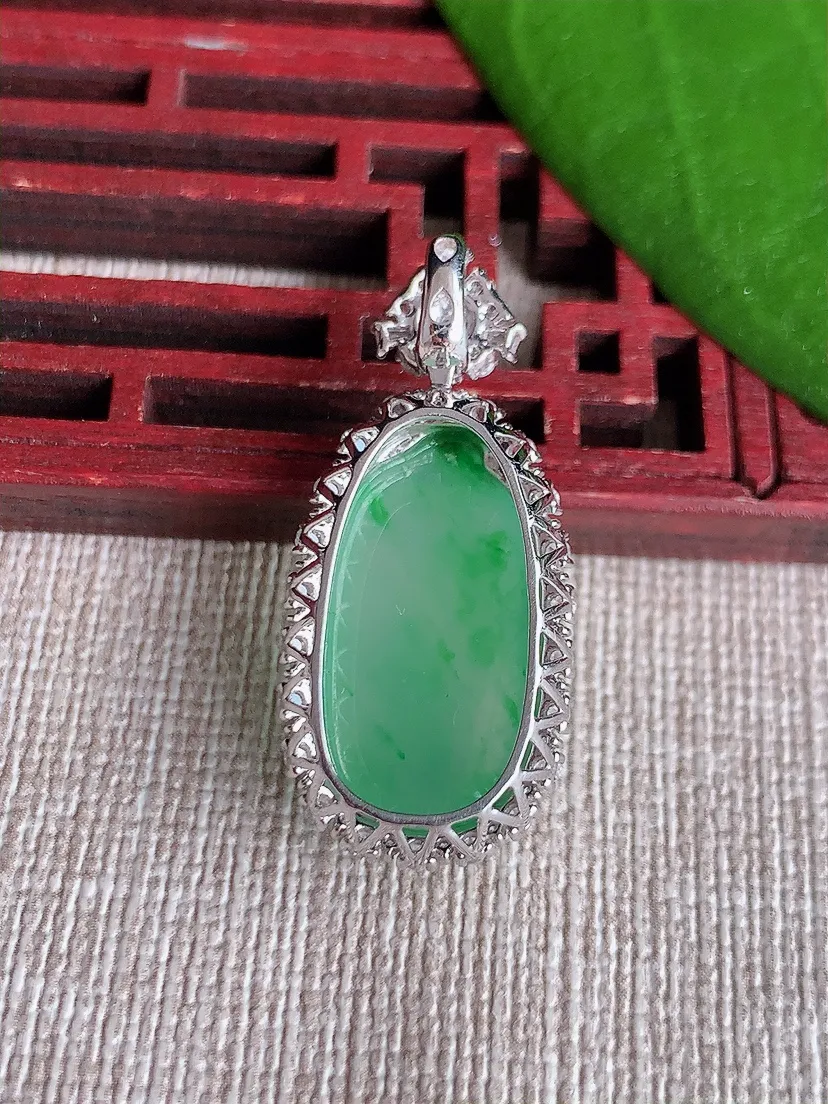 天然A货翡翠18K金伴飘绿福瓜吊坠尺寸32×14.5×9.6裸石20.6×10.8m量4.72g 0