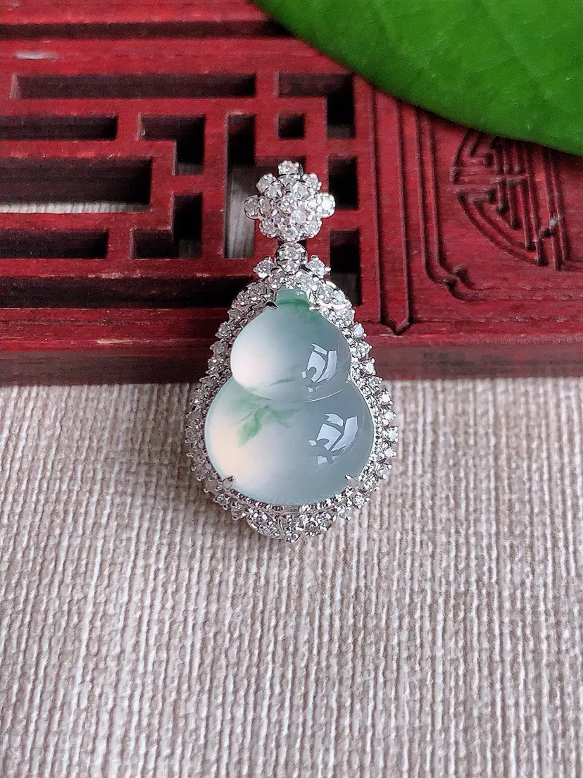 天然A货翡翠18K金伴飘花葫芦吊坠尺寸28.8×15.4×10.8裸石15.2×11.8m量5.11g 0720