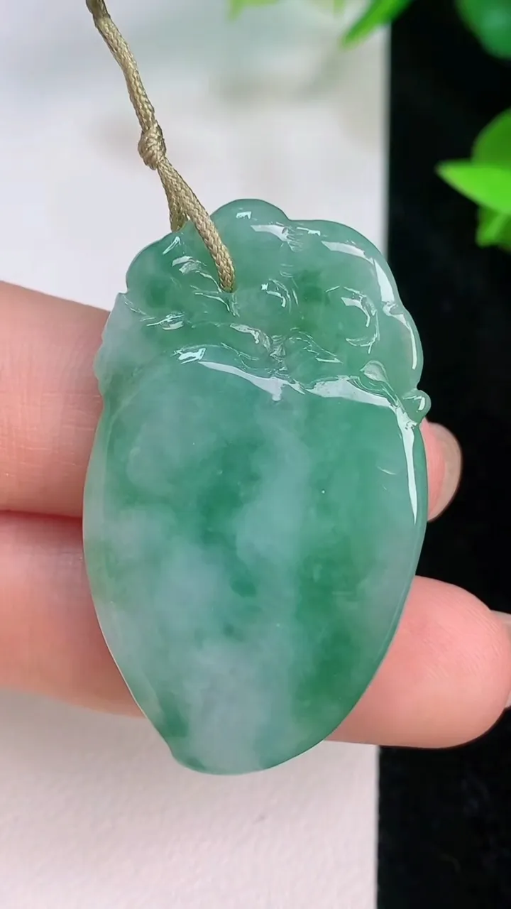 天然A货翡翠寿桃吊坠，尺寸40.8-23.5-5.2，重量:11.13g
7月21日