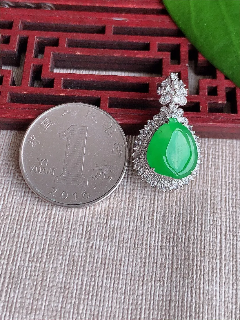 天然A货翡翠18K金伴阳绿福瓜吊坠尺寸36.7×16.4×9.8裸石13.3×11.4m量3.65g 0719