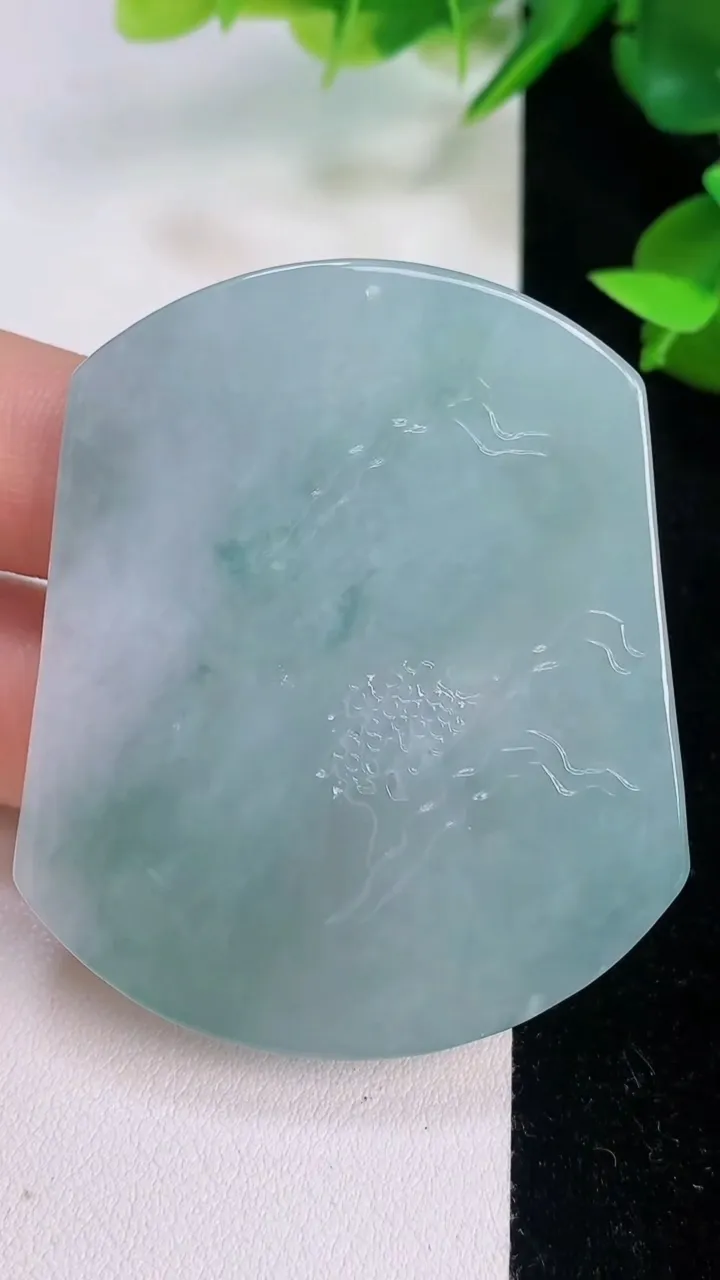 天然A货翡翠牌吊坠，尺寸54.6-46.5-5.3，重量:35.70g
7月21日