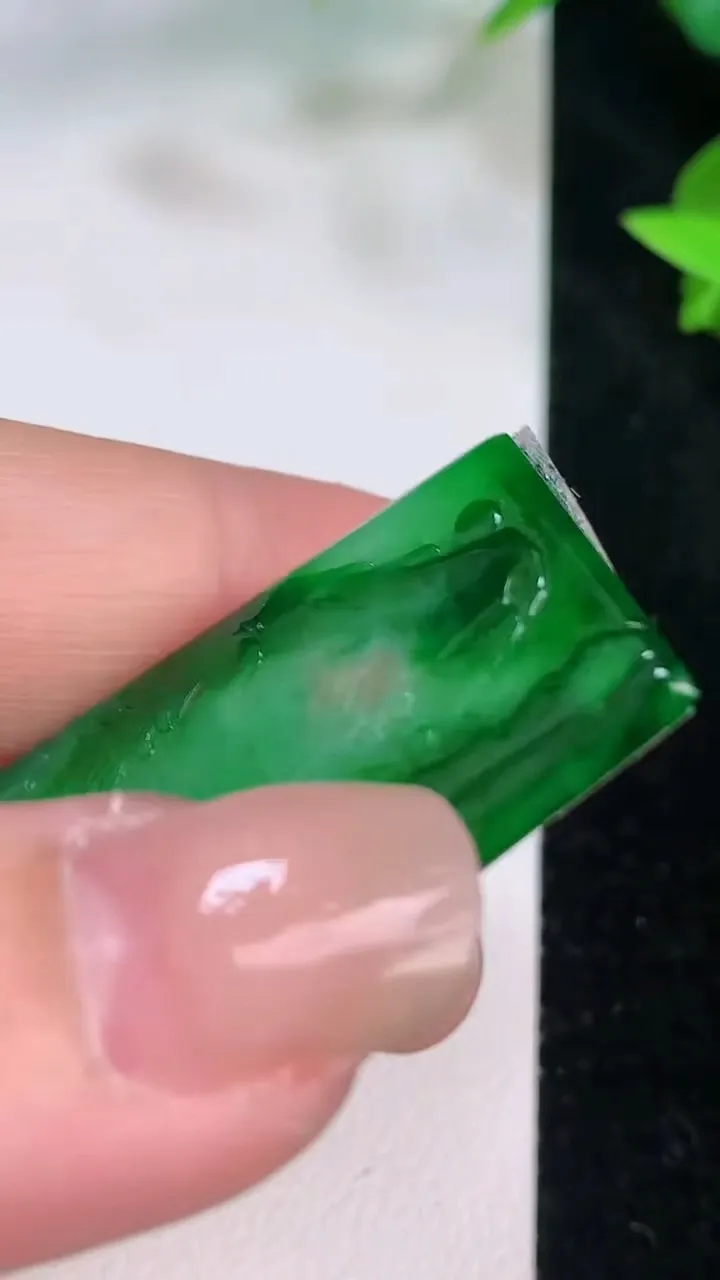 天然A货翡翠山水牌吊坠，尺寸36.8-21.8-2，重量:3.21g
7月21日