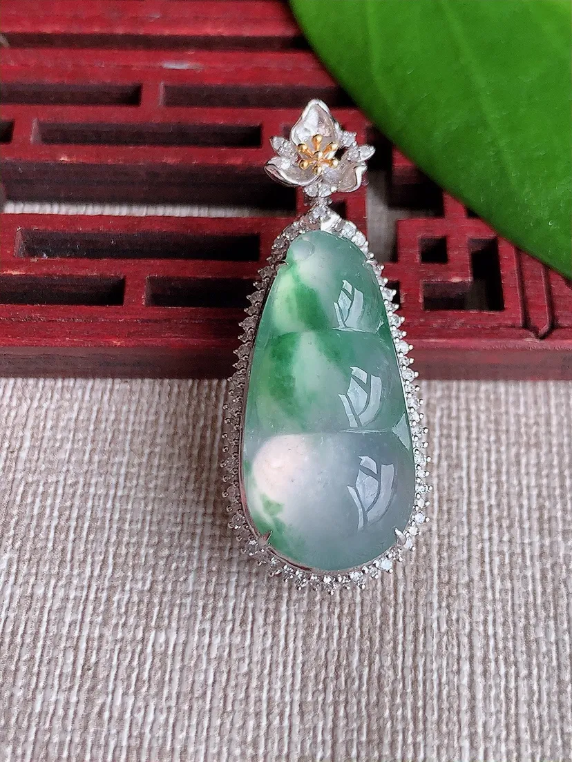 天然A货翡翠18K金伴飘花四季豆福豆平安豆吊坠尺寸39×16×12裸石26×12.7m量7.63g 0719