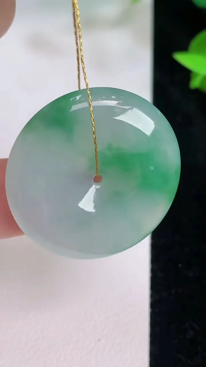 天然A货翡翠平安扣吊坠，尺寸29-4.8，重量:9.26g
7月21日
