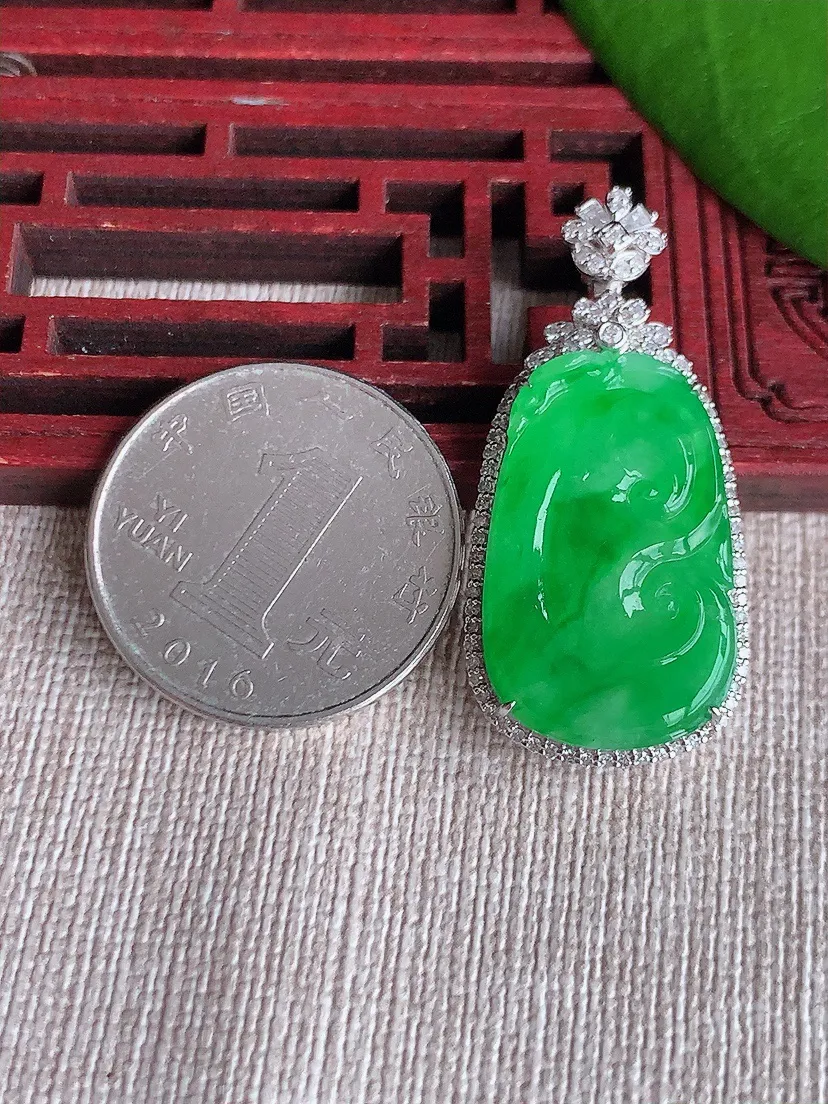 天然A货翡翠18K金伴阳绿如意吊坠尺寸38×17.5×5.8裸石25.2×15.2m量5.93g 0720