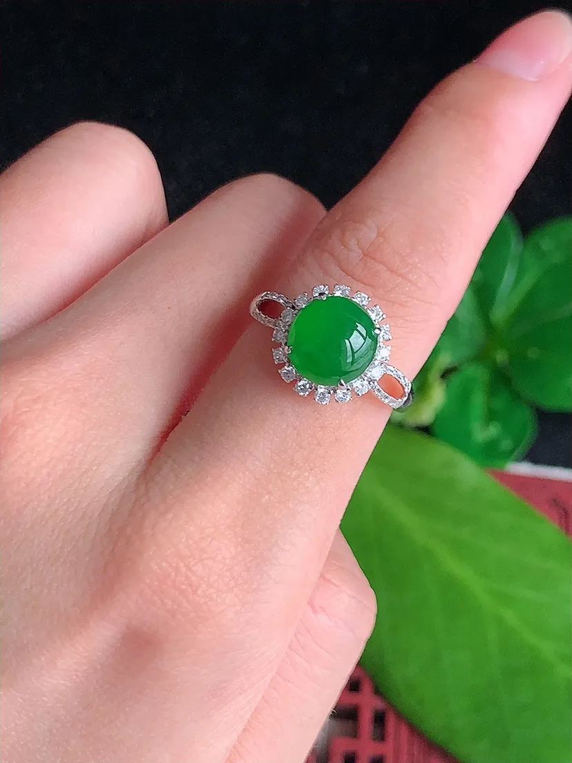 天然A货翡翠18K金伴钻镶嵌阳绿蛋面戒指 圈口17裸石尺寸8×7.7mm 重量3.38g 0720