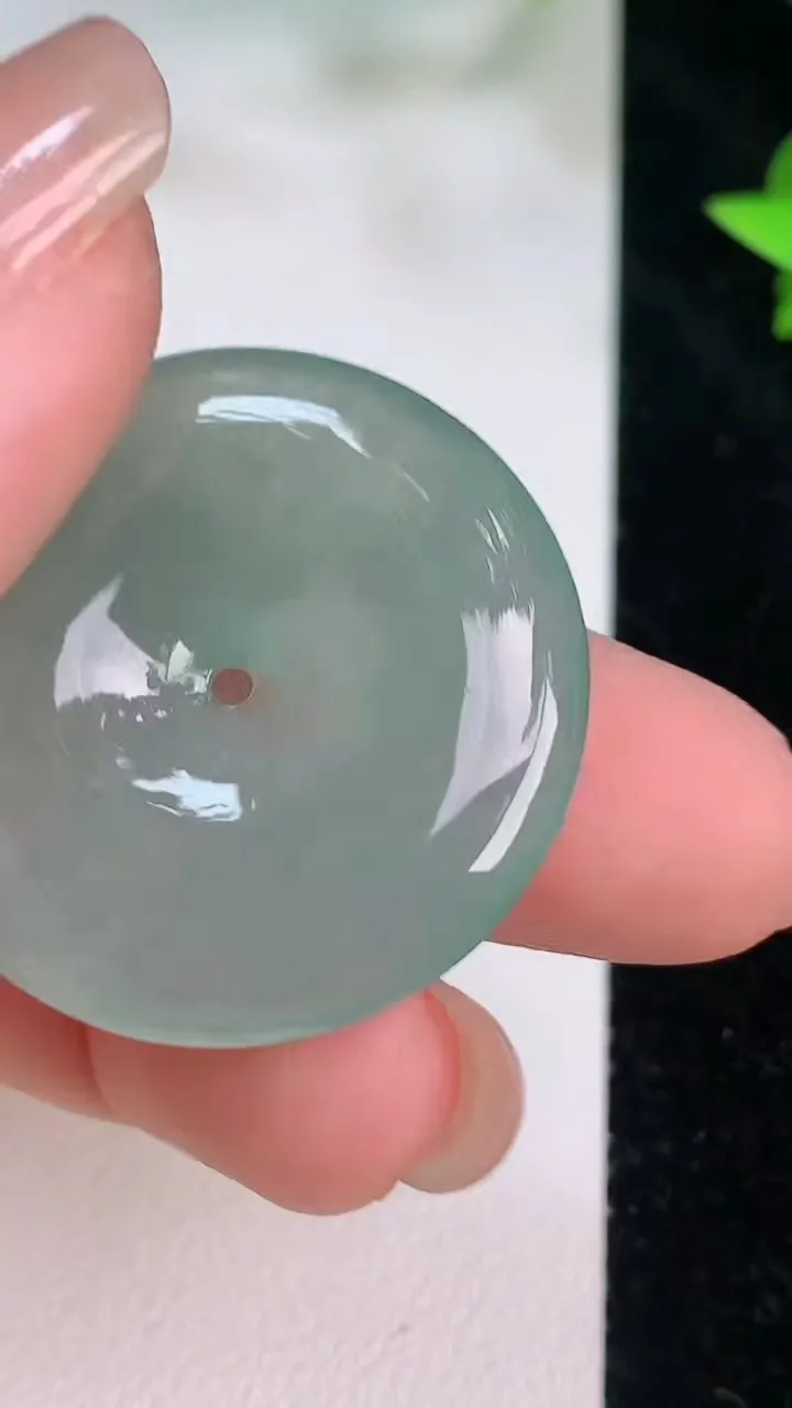 天然A货翡翠平安扣吊坠，尺寸29-5.6，重量:10.20g
7月21日