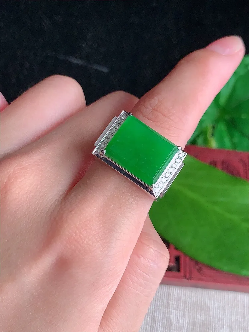 天然A货翡翠18K金伴钻镶嵌阳绿马鞍戒指 圈口19裸石尺寸14×11mm 重量12.59g 0720