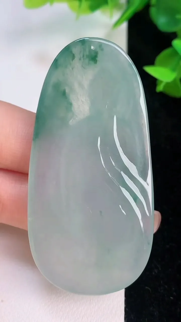 天然A货翡翠飘花阿弥陀佛吊坠，尺寸64-31.6-5.7，重量:24.22g
7月21日