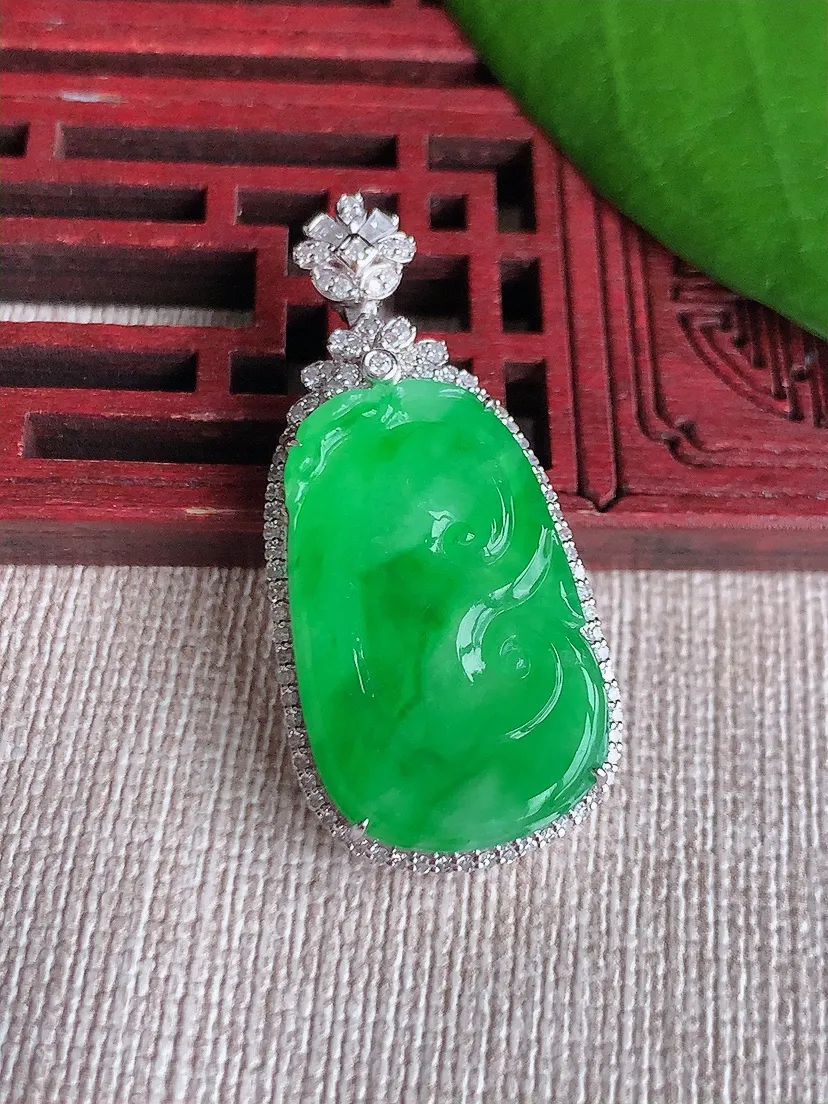 天然A货翡翠18K金伴阳绿如意吊坠尺寸38×17.5×5.8裸石25.2×15.2m量5.93g 0720