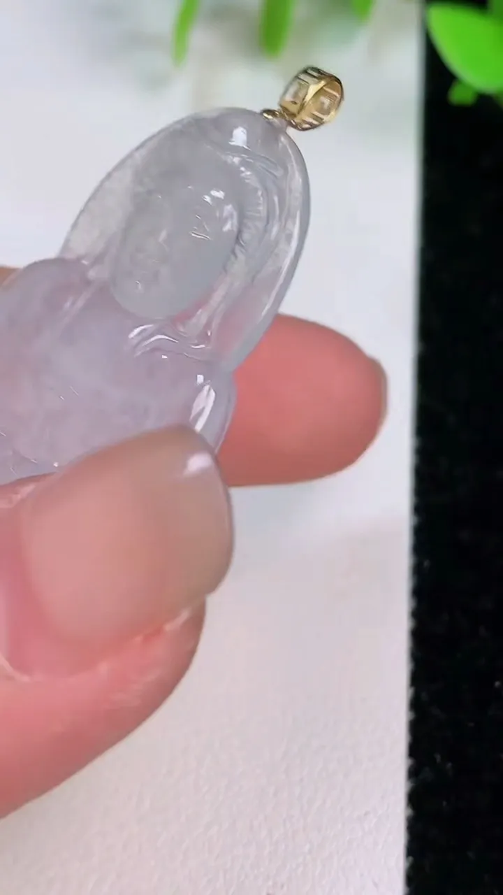 天然A货翡翠种白冰观音菩萨吊坠，尺寸44.4-27.4-3.6，重量:8.05g
7月21日