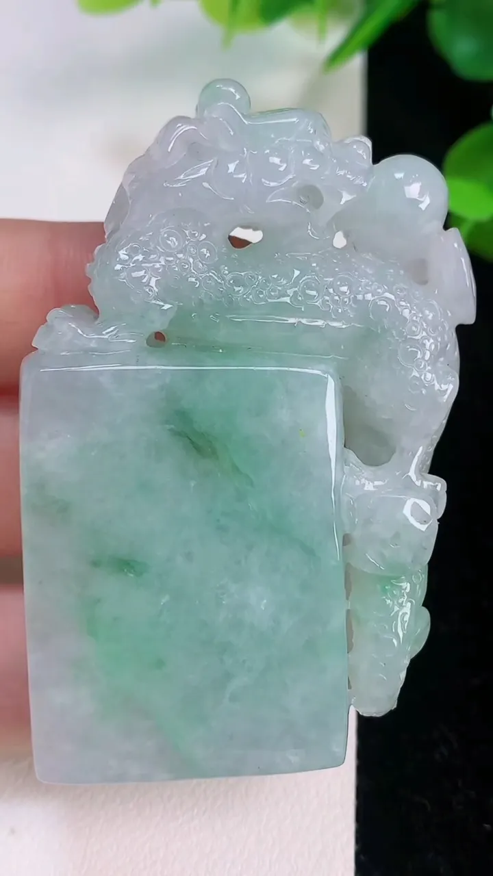 天然A货翡翠祥龙印章，尺寸59-36.2-12，重量:59.87g
7月21日