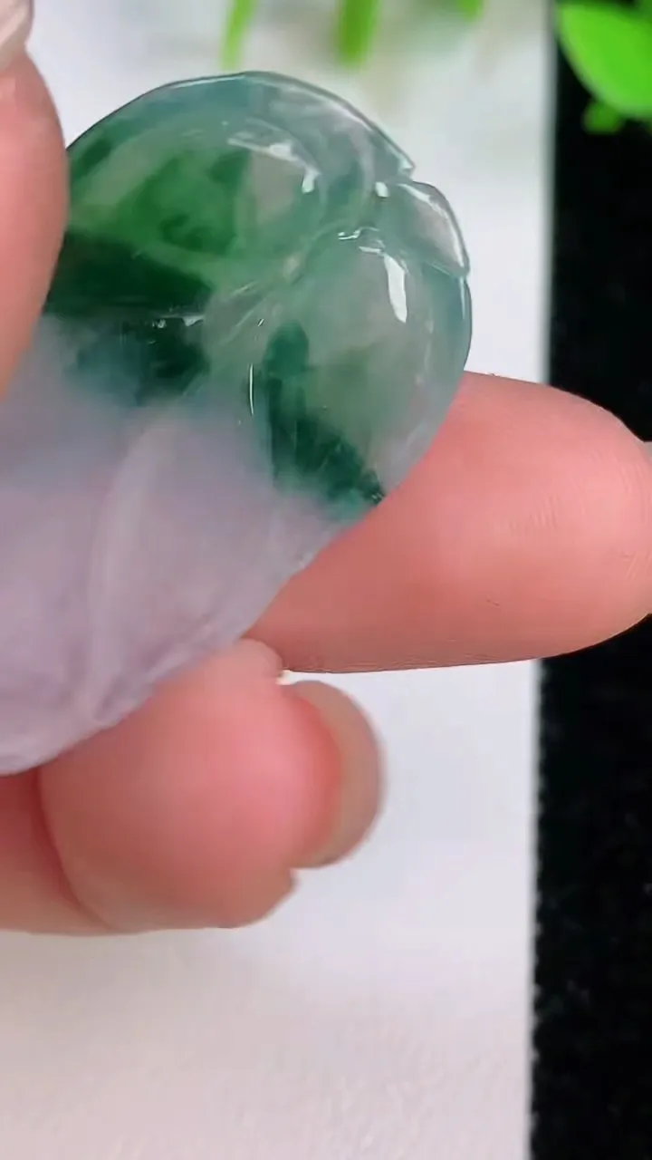 天然A货翡翠飘花金枝玉叶 叶子吊坠，尺寸35.4-19-4，重量:5.23g
7月21日