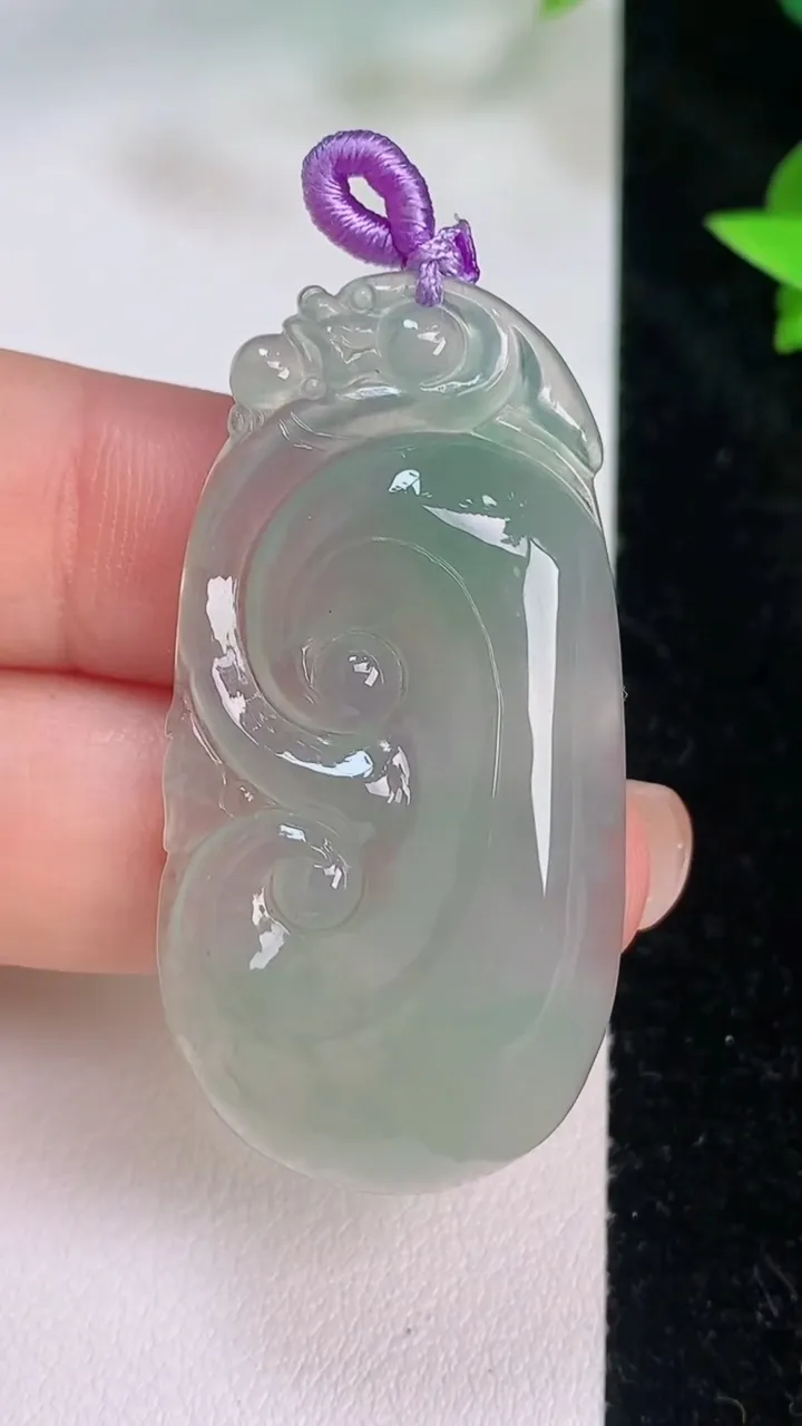 天然A货翡翠如意吊坠，尺寸42.4-21.8-5，重量:8.43g
7月21日