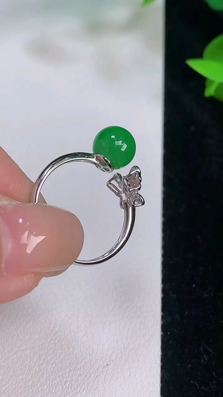 天然A货翡翠圆珠戒指，尺寸18.4-7.7，重量:2.47g2025年7月21日
工厂直销收藏佳品,种好水足，色泽均匀，有种有色，上手高大气！