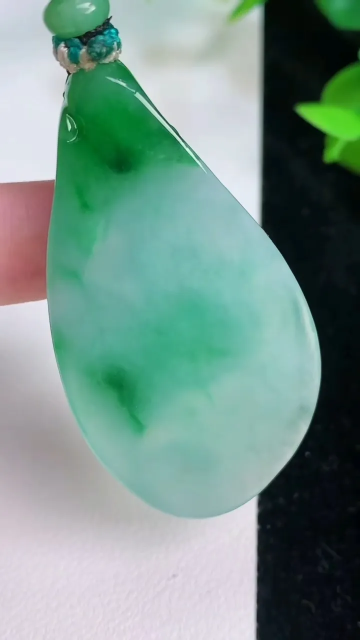 天然A货翡翠生肖羊吊坠，尺寸53-28.2-7.8，重量:21.35g
7月21日