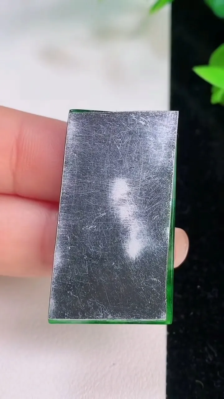 天然A货翡翠山水牌吊坠，尺寸36.8-21.8-2，重量:3.21g
7月21日